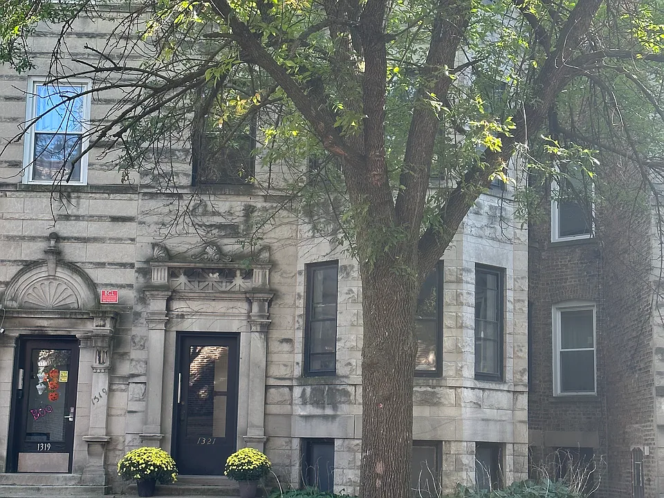 Front Entrance 1321 W Foster Ave,