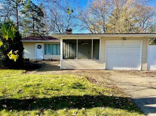 1613 E Sugnet Rd, Midland, MI 48642