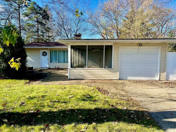 1613 E Sugnet Rd, Midland, MI 48642