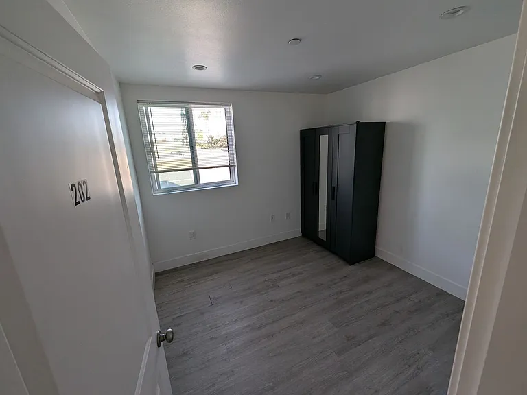 1571 W 37th Pl — Photo 11