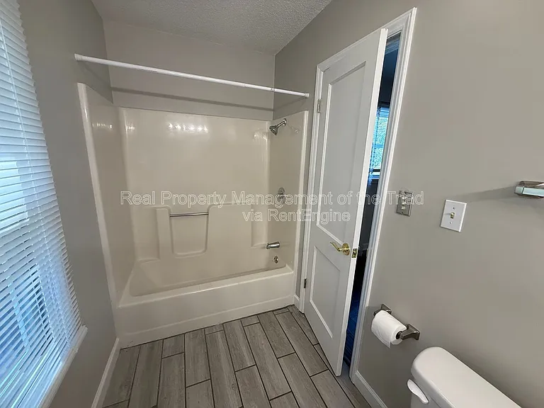 2817 Shady Lawn Dr — Photo 15