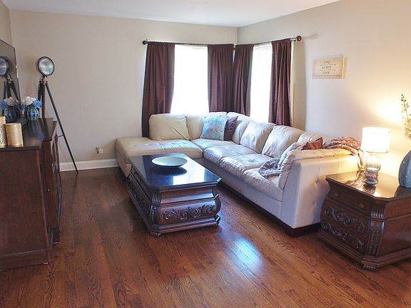 5th image of 261 W Blackthorn Ct