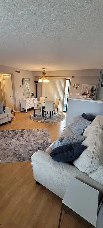 2 bed, 1.0 bath, 832 sqft, $2,400 — Photo 2