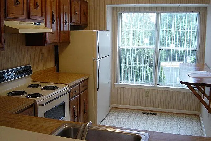 2 bed, 2.5 bath, 1300 sqft, $2,295 — Photo 2