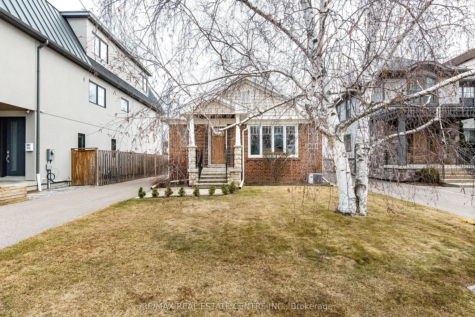 37 Maple Ave N photo 1
