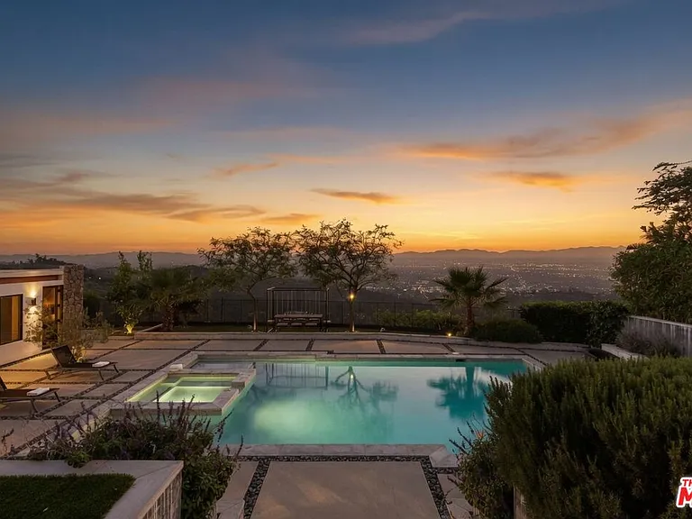 2715 Edwin Pl — Photo 3