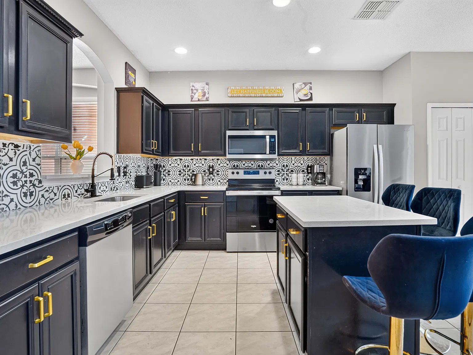 7 bed, 2834 sqft, $920 — Photo 1
