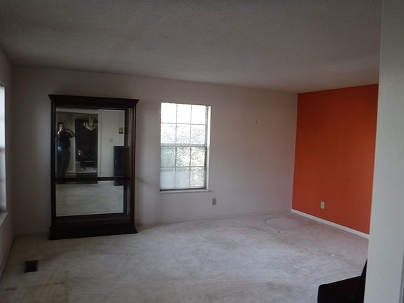 3rd image of 303 Corby Ln