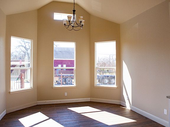 3rd image of 623 Dakota St