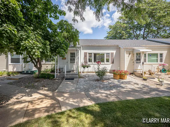 1015 Village Ln, Jenison, MI 49428