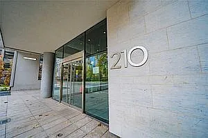 210 Simcoe St — Photo 2