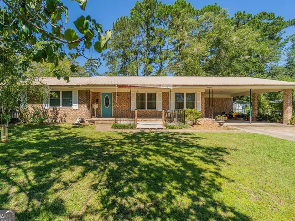 1703 Rainbow Dr, Waycross, GA 31501