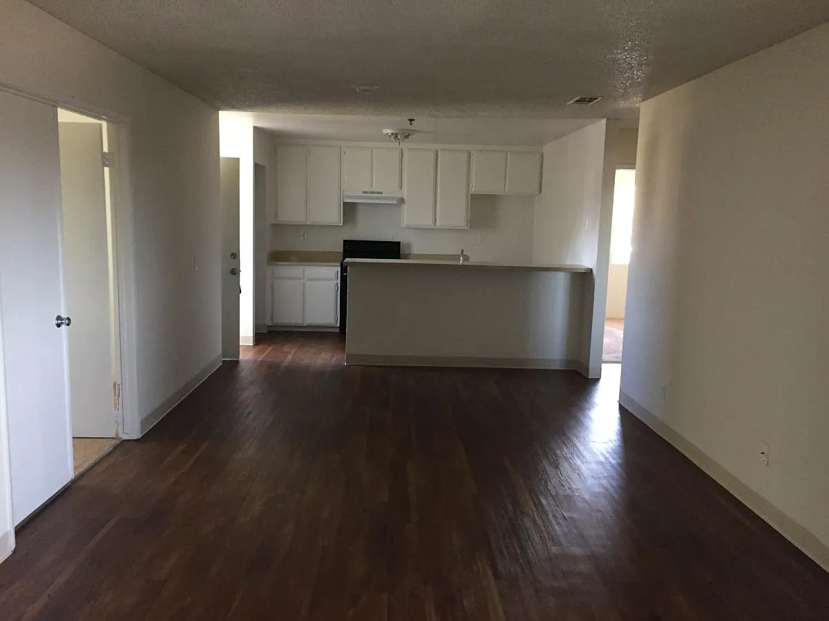 3 bed, 1000 sqft, $1,975 — Photo 2