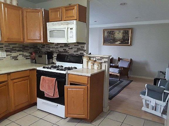 4th image of 13051 Albany Ave