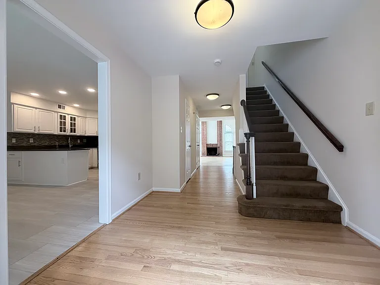 7418 Crestberry Ln — Photo 3