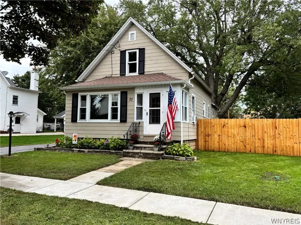 27 Brandel Ave, Lancaster, NY 14086