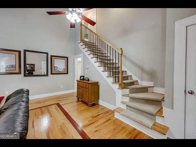 90 Hart Ave — Photo 5