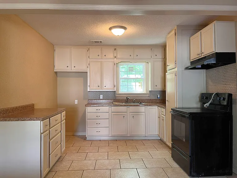 2000 Avenue M — Photo 3