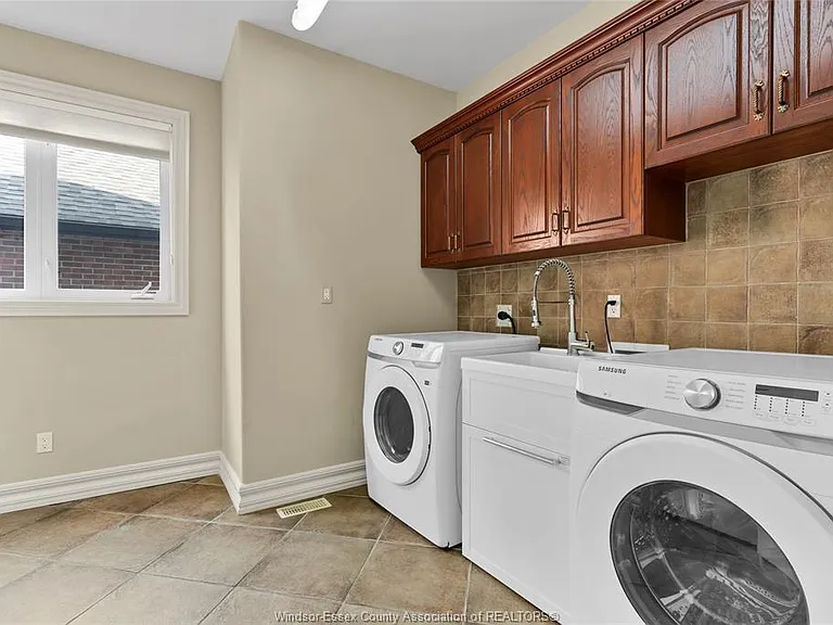 1585 Stoneybrook Cres — Photo 40