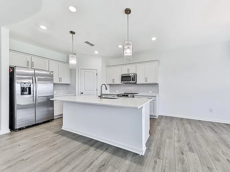 611 Elwick Ln — Photo 12