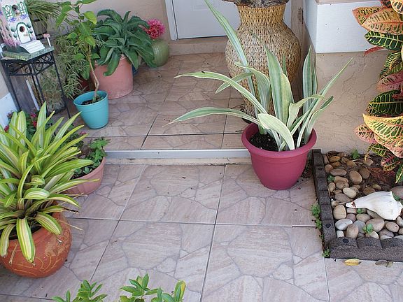 FRONT ENTRYWAY