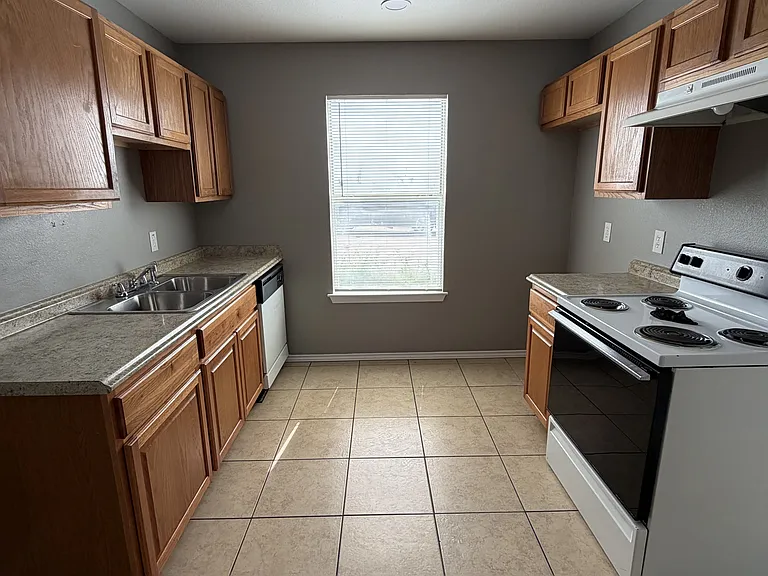 1704 Spring Rose Cir #B — Photo 4
