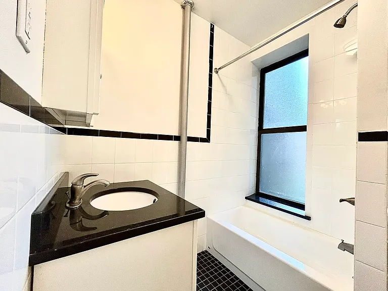206 E 10th St #2L — Photo 9