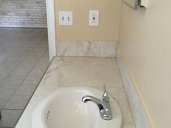 2nd image of 1114 Violet Ave APT A