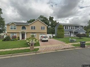 5 Wakefield Dr, Edison, NJ 08820