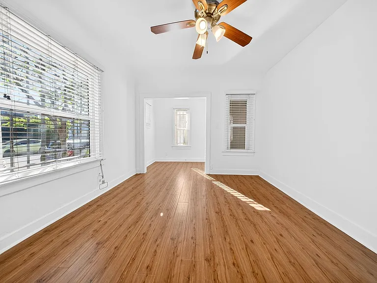 5225 De Longpre Ave — Photo 14