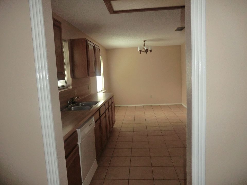 2nd image of 2712 Meadow Ridge Dr