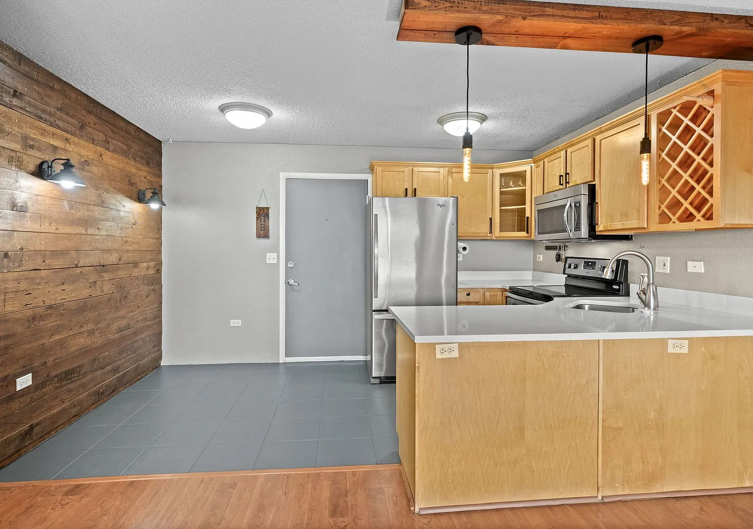 1BR/1Bath with Stunning City and Mountain Views 11th floor Condo in Gov Park — Photo 2