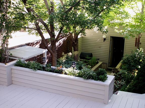 Do dinner for 10 on this deck!