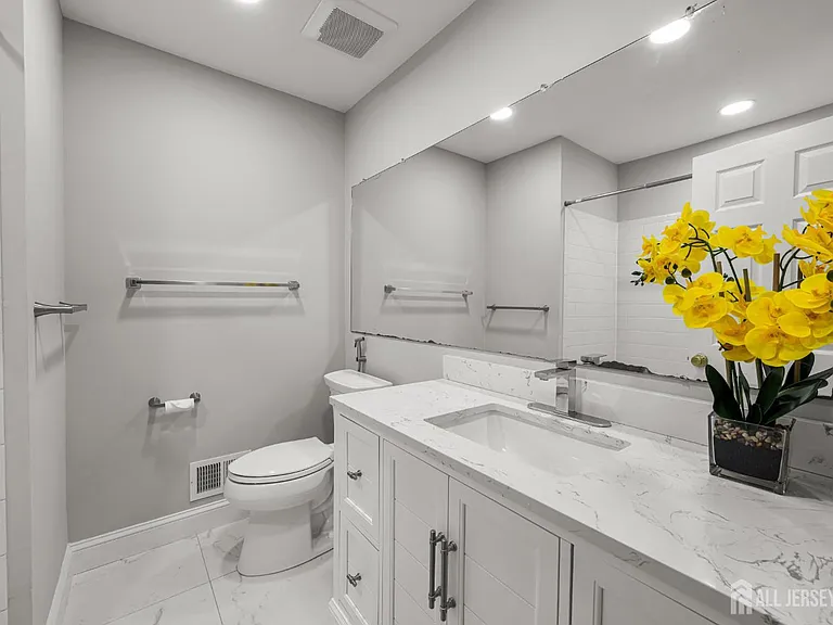 16 Lee Ct #405 — Photo 34