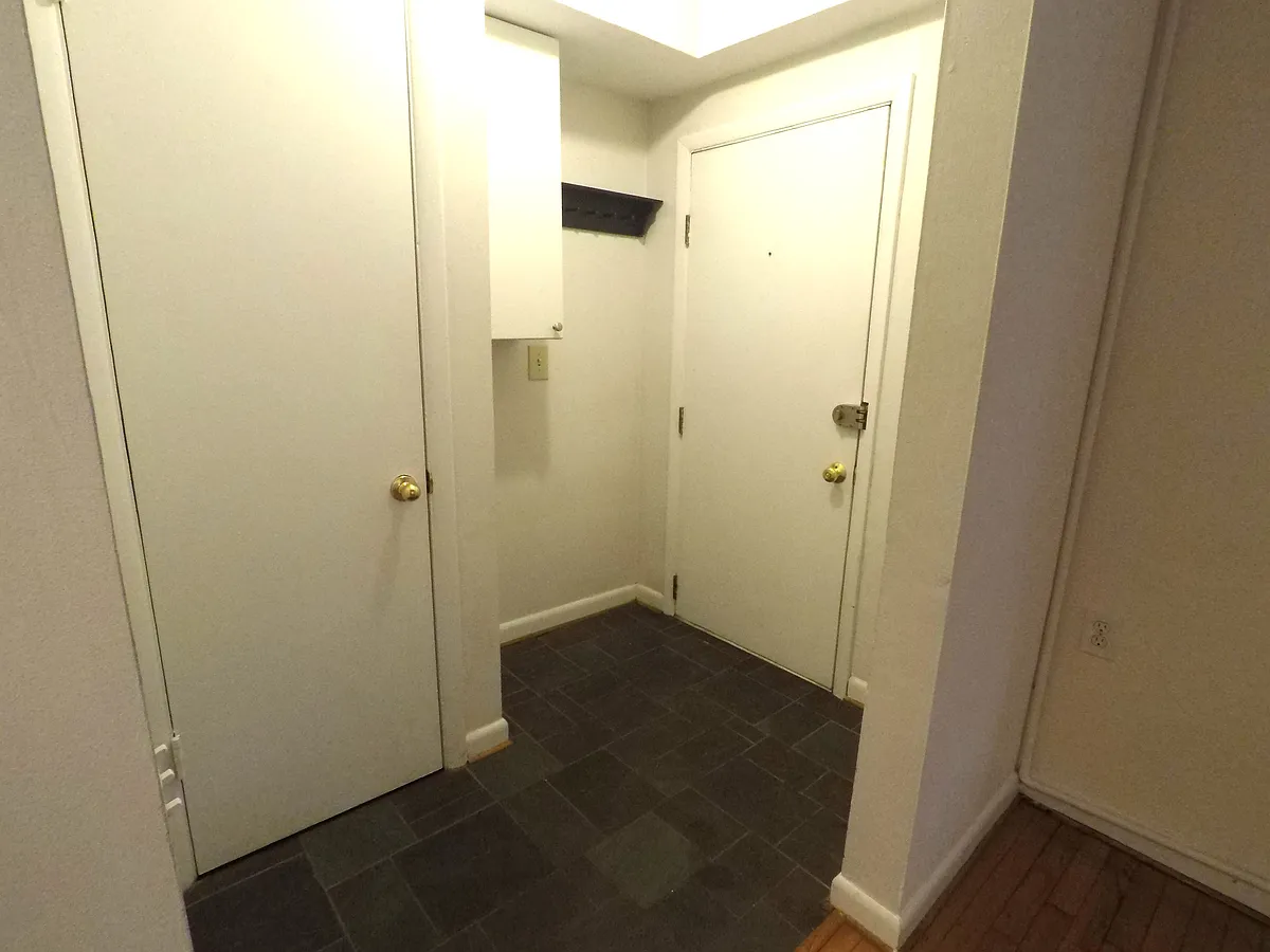 Entry Way - 153 11th St NE #A