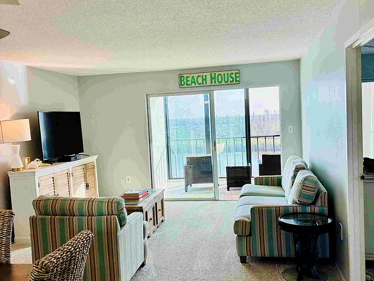 Living Room - shall I watch TV or gaze out the lanai. I'll choose the latter 9 times out of 10!
