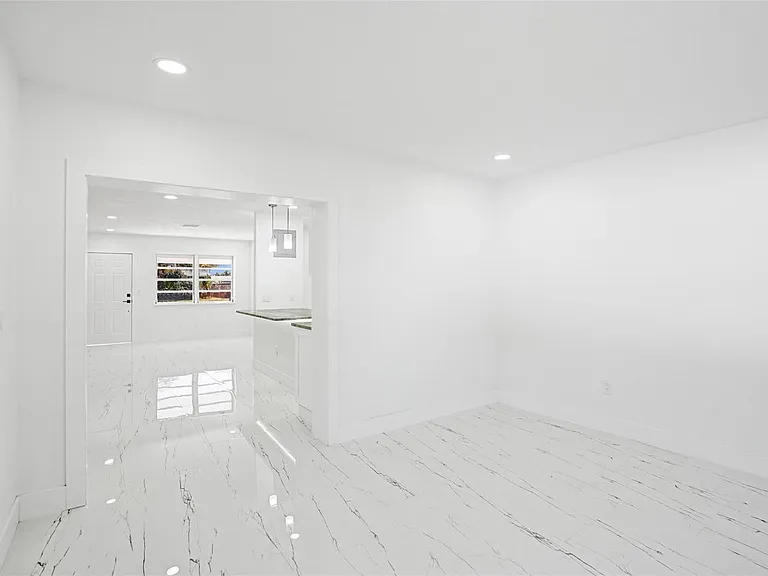 1437 SW 1st Ave — Photo 9