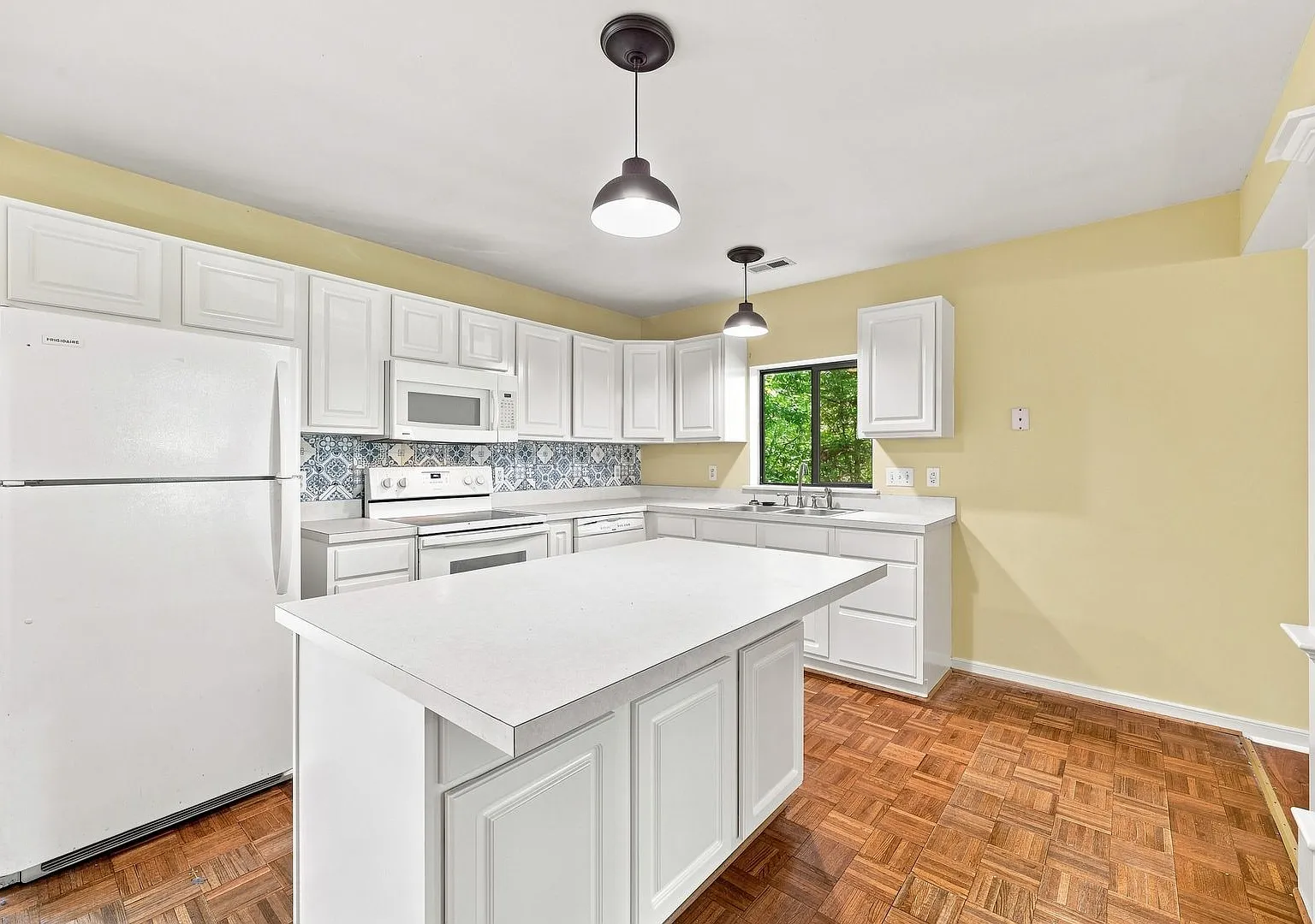 322 Whispering Oaks Drive — Photo 4