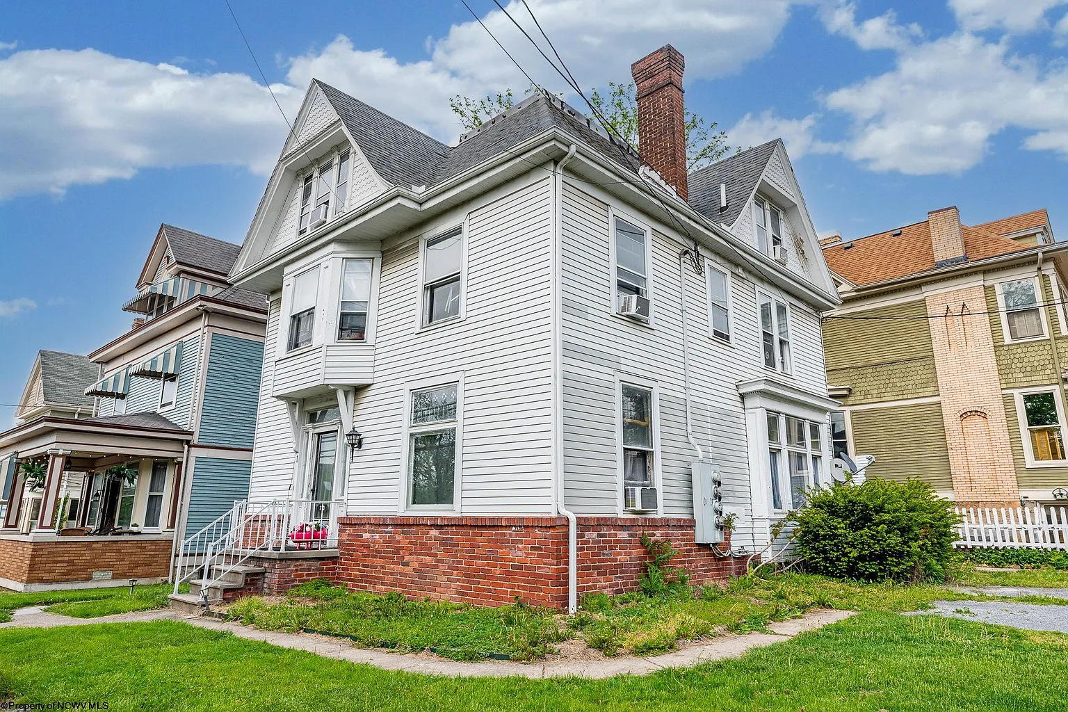 313 Grand St photo 1