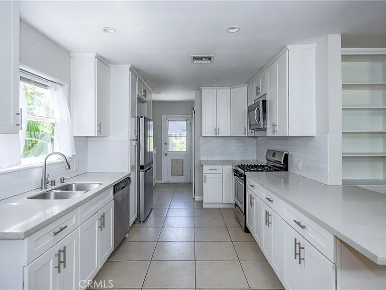 15744 Hart St — Photo 7