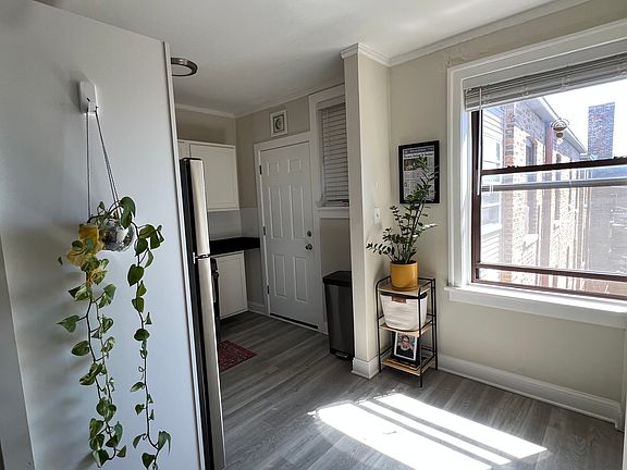 5th image of 3223 N Lakewood Ave
