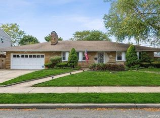 2586 Overlook Pl, Baldwin, NY 11510