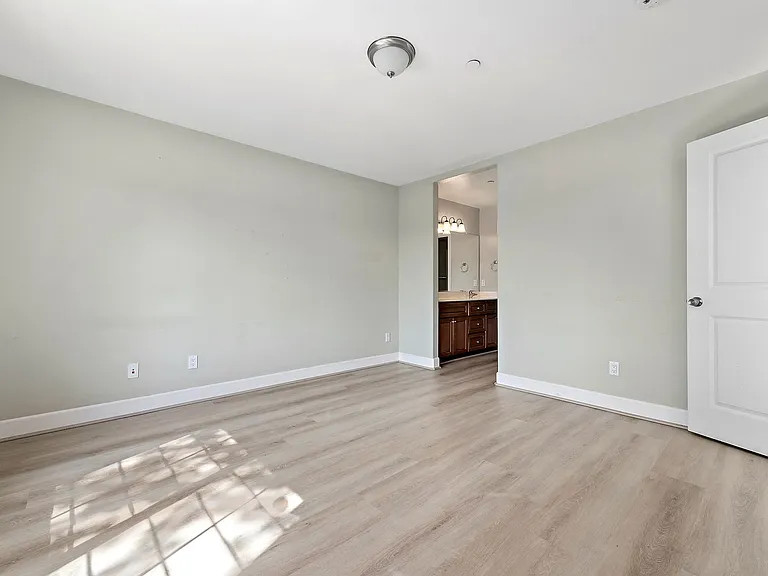 562 Lambert Ter — Photo 12