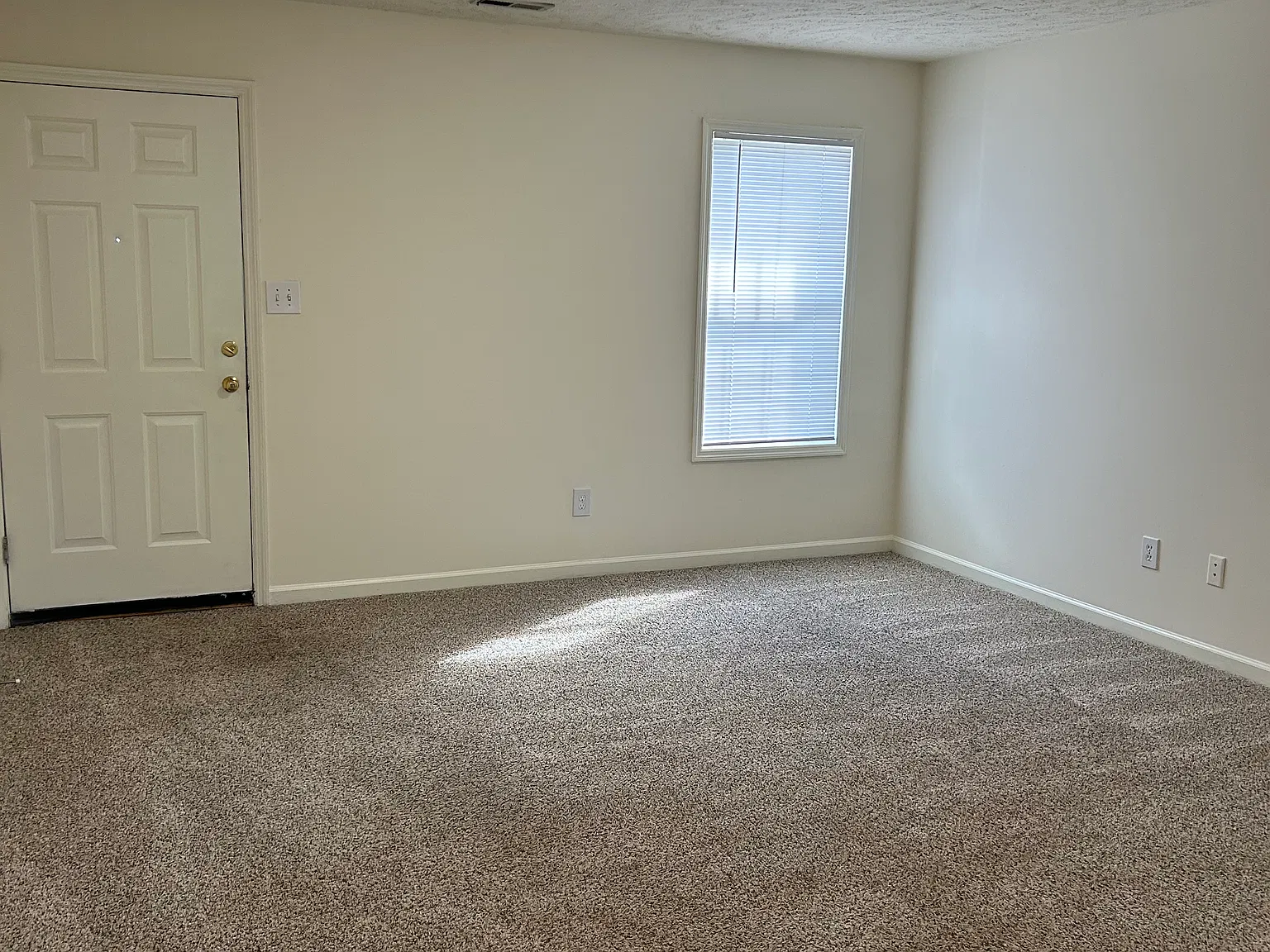 2 bed, 1000 sqft, $1,050 — Photo 3