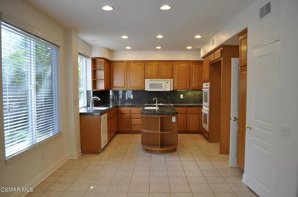4 bed, 3425 sqft, $6,000 — Photo 4