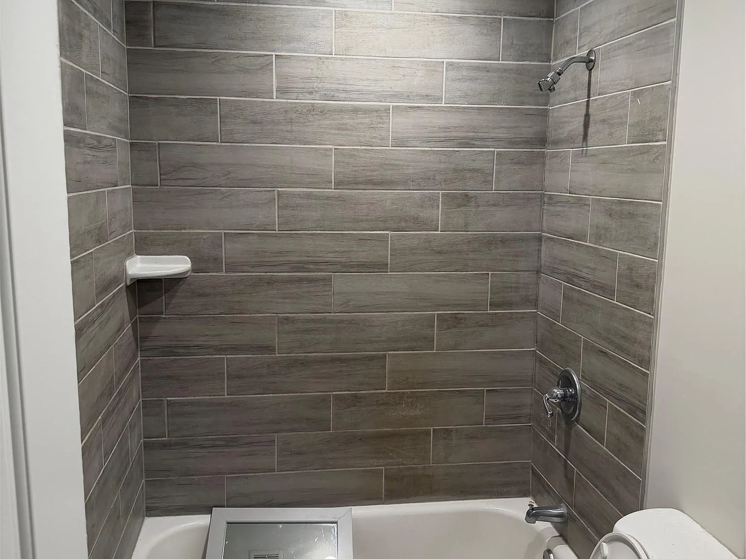 3 bed, 1.0 bath, 1022 sqft, $3,600 — Photo 4