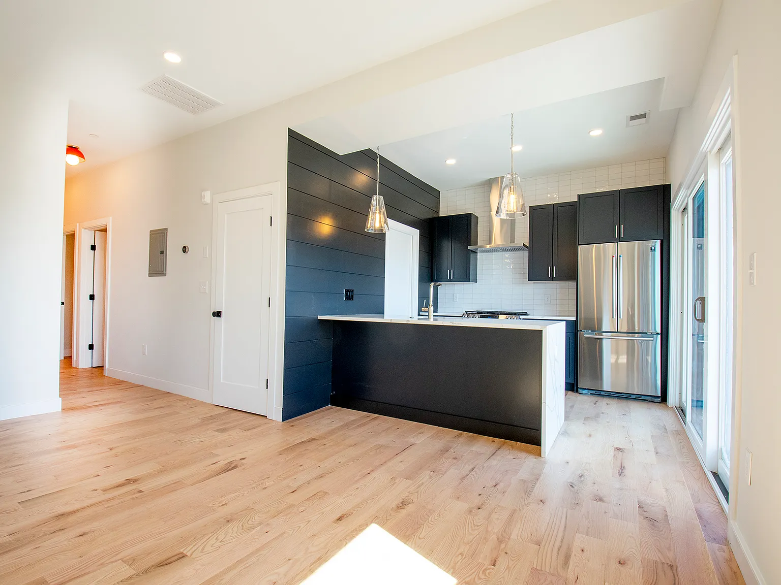 4 bed, 1100 sqft, $5,400 — Photo 1