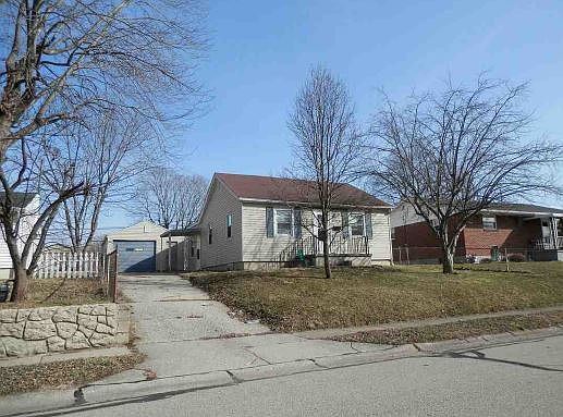 1st image of 2844 Gladstone St