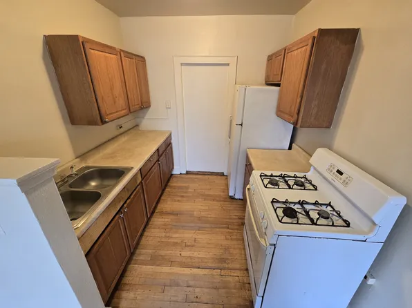 915 N 24th St #32, Milwaukee, WI 53233