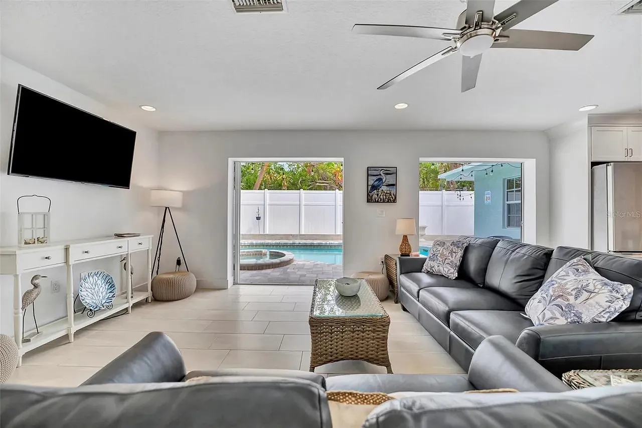 4 bed, 2000 sqft, $12,500 — Photo 1
